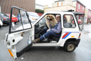 Kurioses Gespann mit großem Hund 