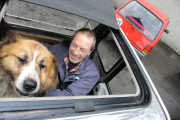 Kurioses Gespann mit großem Hund 