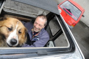 Kurioses Gespann mit großem Hund 