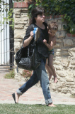 Ziemlich gestresst: Selma Blair trägt Sohn Arthur und dessen Schuhe