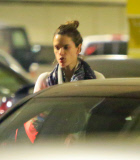 PREMIUM EXCLUSIVE Alessandra Ambrosio munches on greasy chips