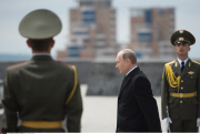 Yerevan: Hollande attends a commemoration ceremony of the Armenian genocide