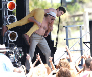 Zac Efron & Robert De Niro Go Shirtless For Flex Off On Set Of "Dirty Grandpa" 