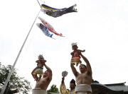 Baby-Cry Sumo Wettbewerb: Sumo-Ringer bringen Babys zum Weinen