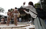 Baby-Cry Sumo Wettbewerb: Sumo-Ringer bringen Babys zum Weinen