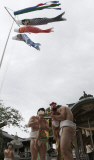 Baby-Cry Sumo Wettbewerb: Sumo-Ringer bringen Babys zum Weinen