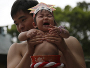 Baby-Cry Sumo Wettbewerb: Sumo-Ringer bringen Babys zum Weinen