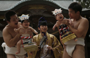 Baby-Cry Sumo Wettbewerb: Sumo-Ringer bringen Babys zum Weinen