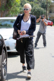 Hot mama Gwen Stefani visits a pal in the Valley