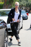 Hot mama Gwen Stefani visits a pal in the Valley