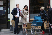 WILL AND KATE LOOKALIKES IN PRIMROSE HILL!