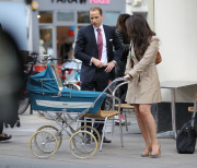 WILL AND KATE LOOKALIKES IN PRIMROSE HILL!