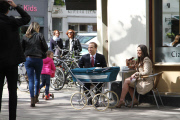 WILL AND KATE LOOKALIKES IN PRIMROSE HILL!