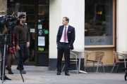 WILL AND KATE LOOKALIKES IN PRIMROSE HILL!