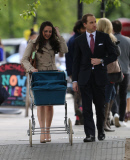 WILL AND KATE LOOKALIKES IN PRIMROSE HILL!