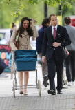 WILL AND KATE LOOKALIKES IN PRIMROSE HILL!