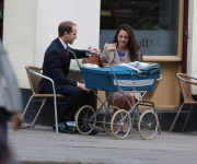 WILL AND KATE LOOKALIKES IN PRIMROSE HILL!