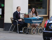 WILL AND KATE LOOKALIKES IN PRIMROSE HILL!