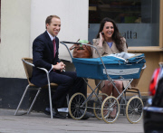 WILL AND KATE LOOKALIKES IN PRIMROSE HILL!