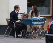 WILL AND KATE LOOKALIKES IN PRIMROSE HILL!