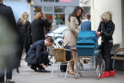 WILL AND KATE LOOKALIKES IN PRIMROSE HILL!