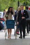 WILL AND KATE LOOKALIKES IN PRIMROSE HILL!