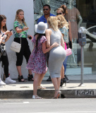 Khloe Kardashian takes selfies with the police
