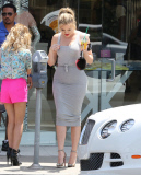 Khloe Kardashian takes selfies with the police