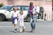 Mom-on-the-go Jennifer Garner brings the kids to a doctor's appointment