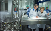 Merkel bei Sanofi