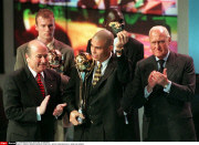 LISBONNE: RONALDO-JOUEUR DE L'ANNEE 96    JOSEPH BLATTER, JOAO HAVELANGE, GEORGE WEA