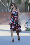 Eva Mendes in einem geblümten Sommerkleid unterwegs in West Hollywood