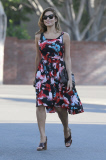 Eva Mendes in einem geblümten Sommerkleid unterwegs in West Hollywood