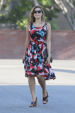 Eva Mendes in einem geblümten Sommerkleid unterwegs in West Hollywood