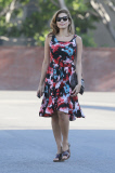 Eva Mendes in einem geblümten Sommerkleid unterwegs in West Hollywood