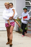 Britney Spears picks up her niece and boys for breakfast
