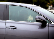 PREMIUM EXCLUSIVE Katie Holmes chatting on the phone while driving