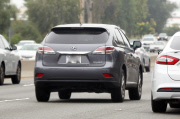 PREMIUM EXCLUSIVE Katie Holmes chatting on the phone while driving