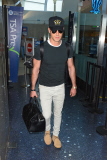 Justin Theroux shows off his chiseled guns at LAX **NO UK** 