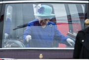 Queen Elisabeth II and prince Philip arrive in Berlin