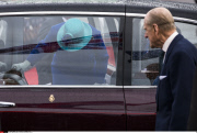 Queen Elisabeth II and prince Philip arrive in Berlin