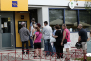 Greeks withdraw money from banks in reaction to the referendum