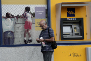 Greeks withdraw money from banks in reaction to the referendum