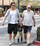 PREMIUM EXCLUSIVE Orlando Bloom hanging out with his father and son