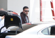 Ben Affleck ditches wedding ring before taking off on private jet Part 2