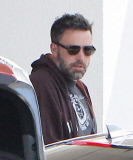 Ben Affleck ditches wedding ring before taking off on private jet Part 2