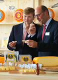 König Willem-Alexander eröffnet Käsefabrik in Heerenveen