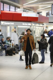 Elyas M`Barek guckt genervt waehrend er den Flughafen Berlin Tegel verlaesst