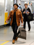Elyas M`Barek guckt genervt waehrend er den Flughafen Berlin Tegel verlaesst