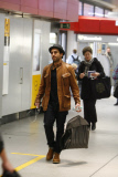 Elyas M`Barek guckt genervt waehrend er den Flughafen Berlin Tegel verlaesst